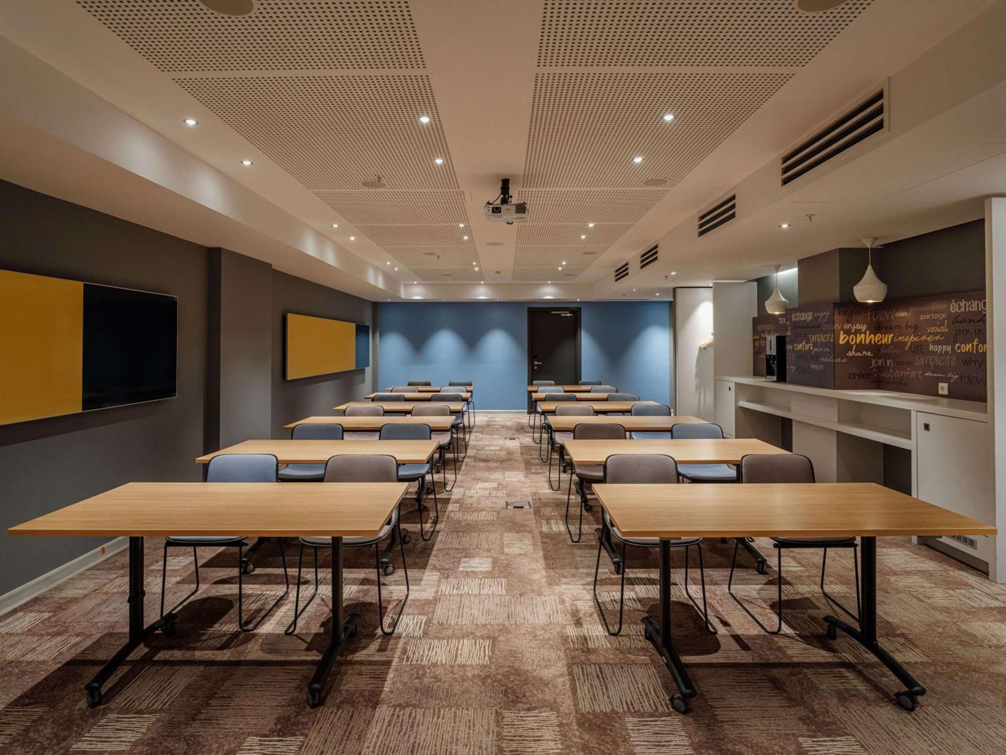 Ibis Yerevan Center Екстериор снимка