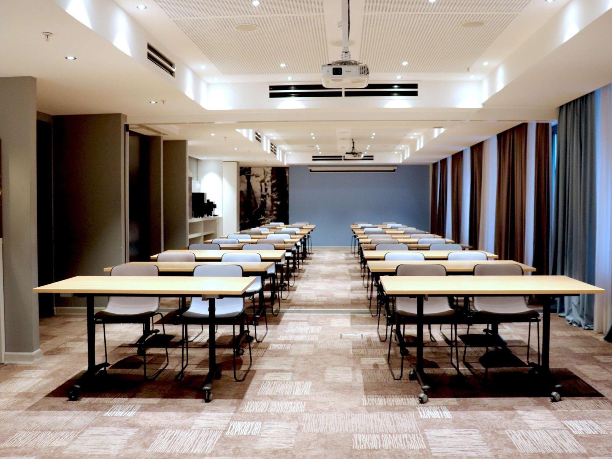 Ibis Yerevan Center Екстериор снимка