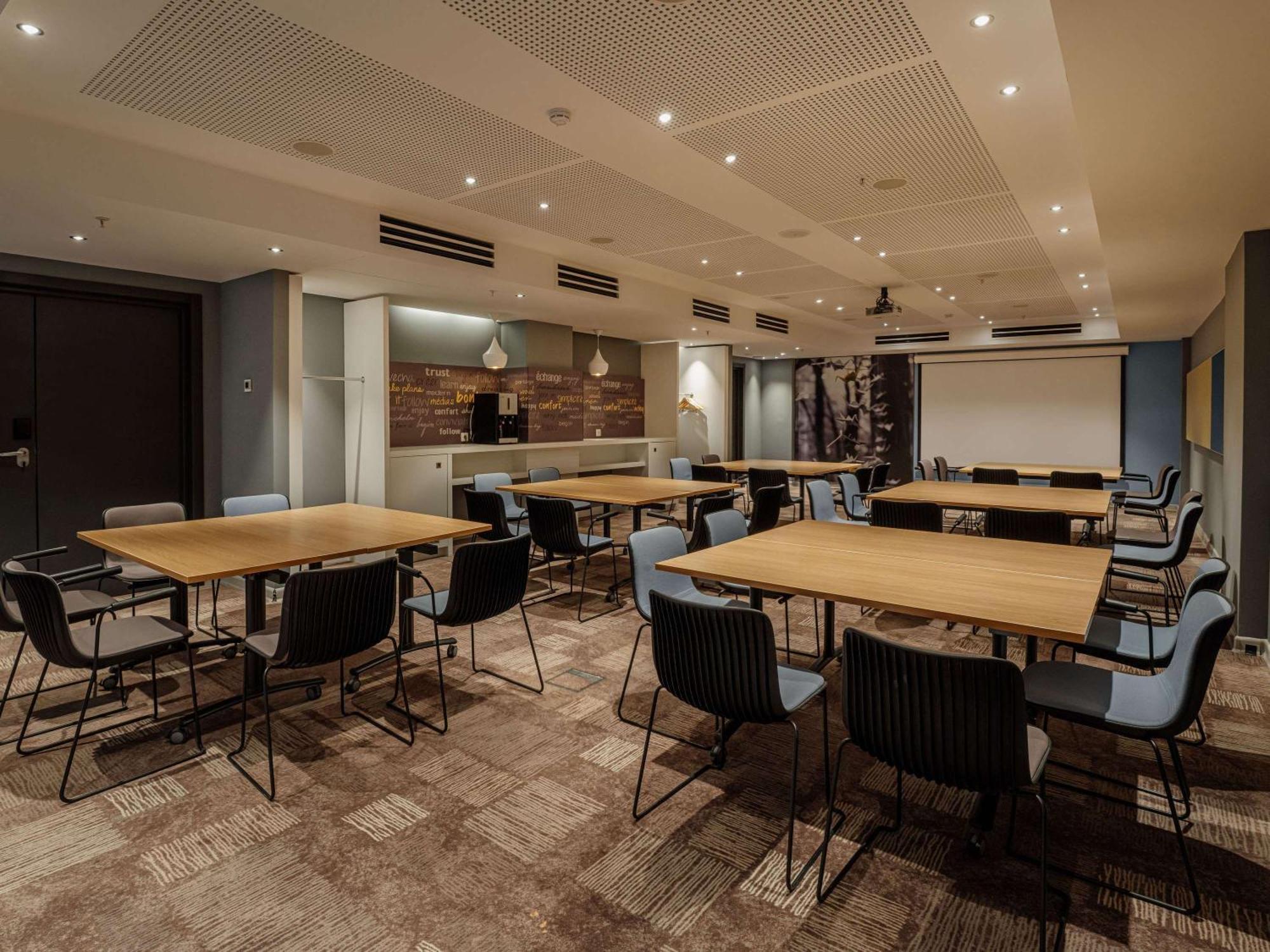 Ibis Yerevan Center Екстериор снимка