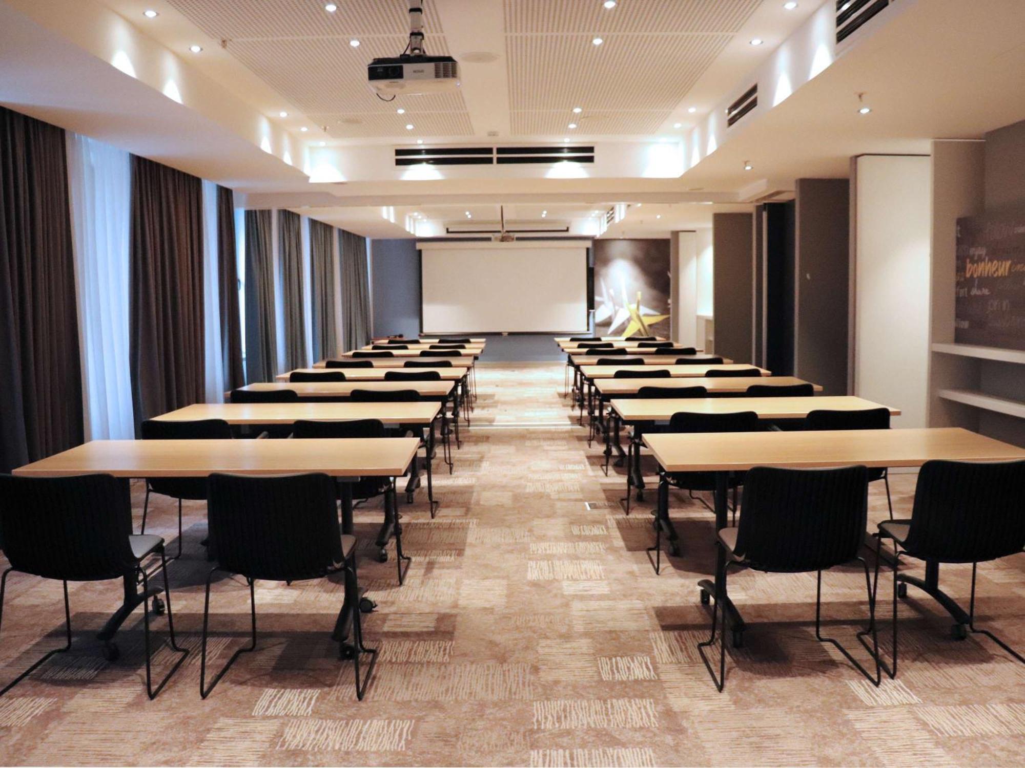 Ibis Yerevan Center Екстериор снимка