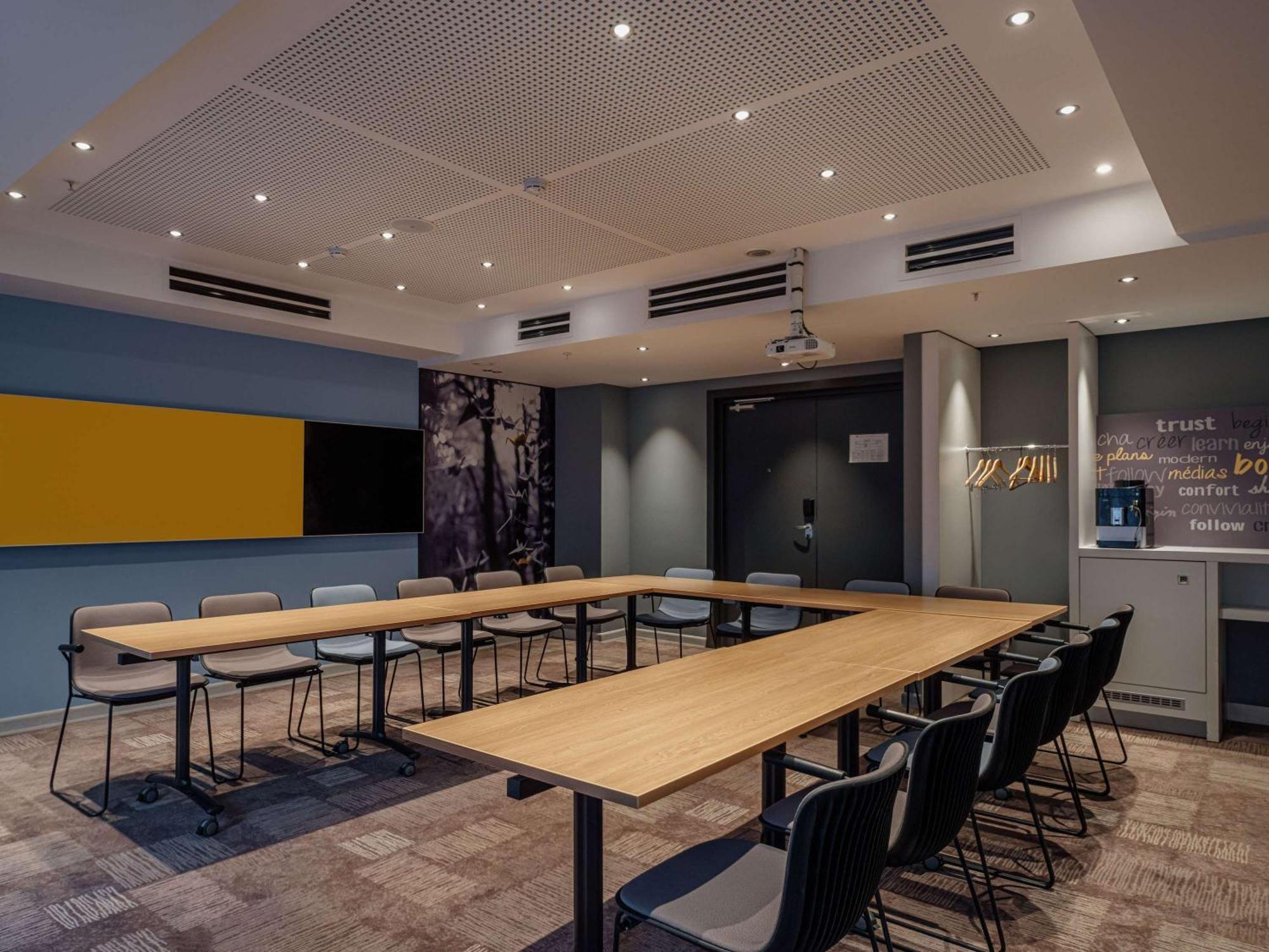 Ibis Yerevan Center Екстериор снимка