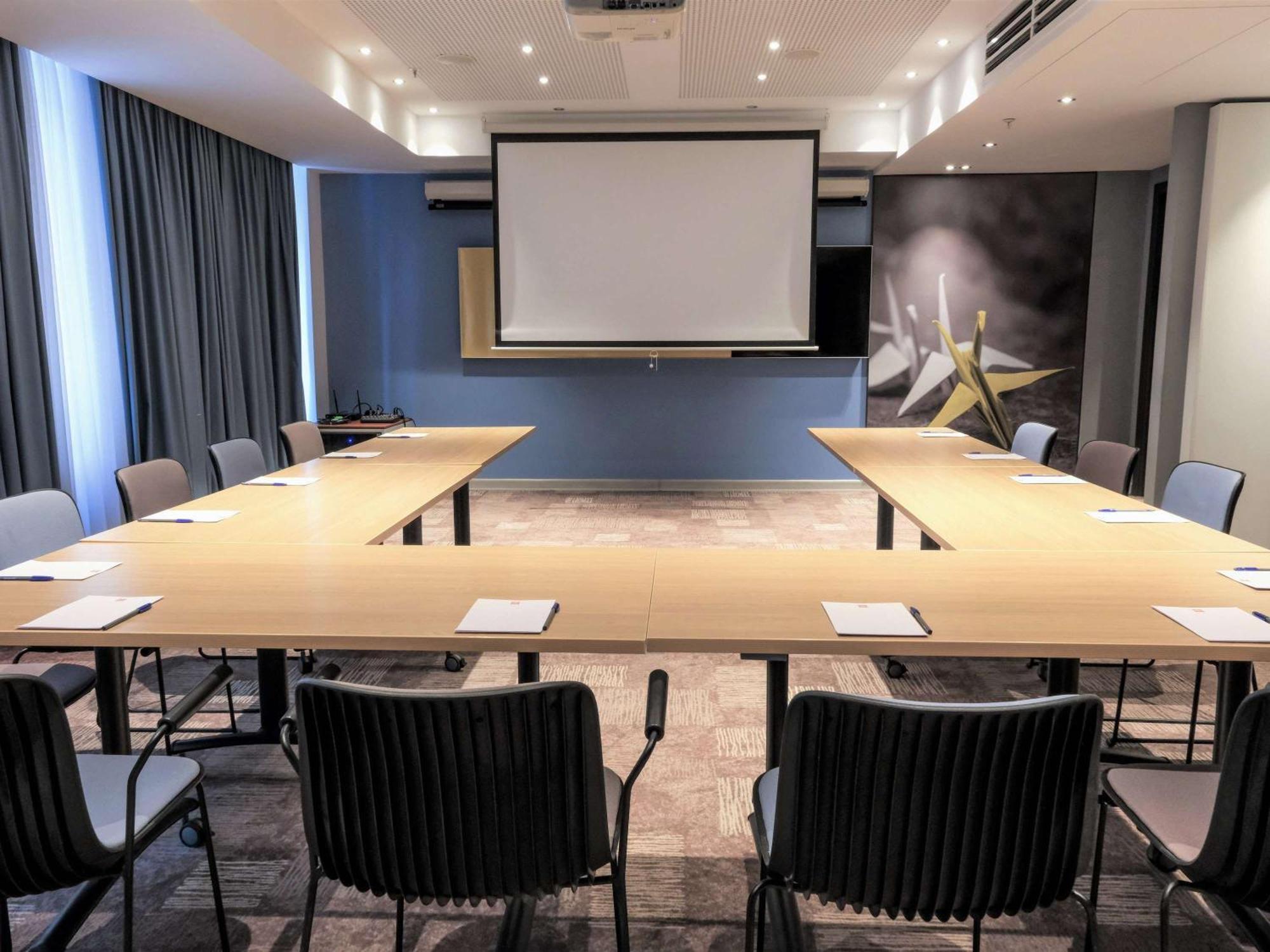 Ibis Yerevan Center Екстериор снимка