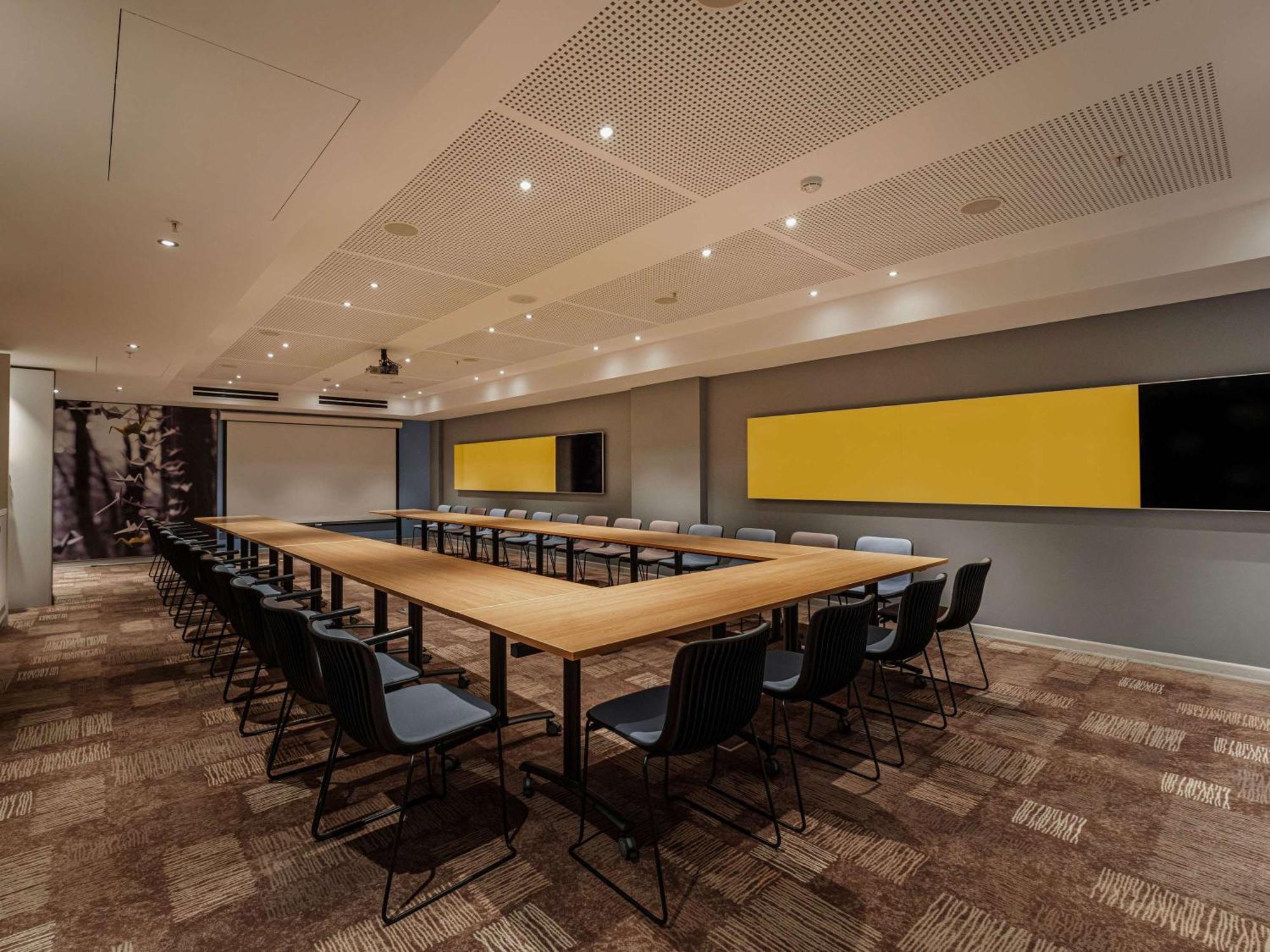 Ibis Yerevan Center Екстериор снимка