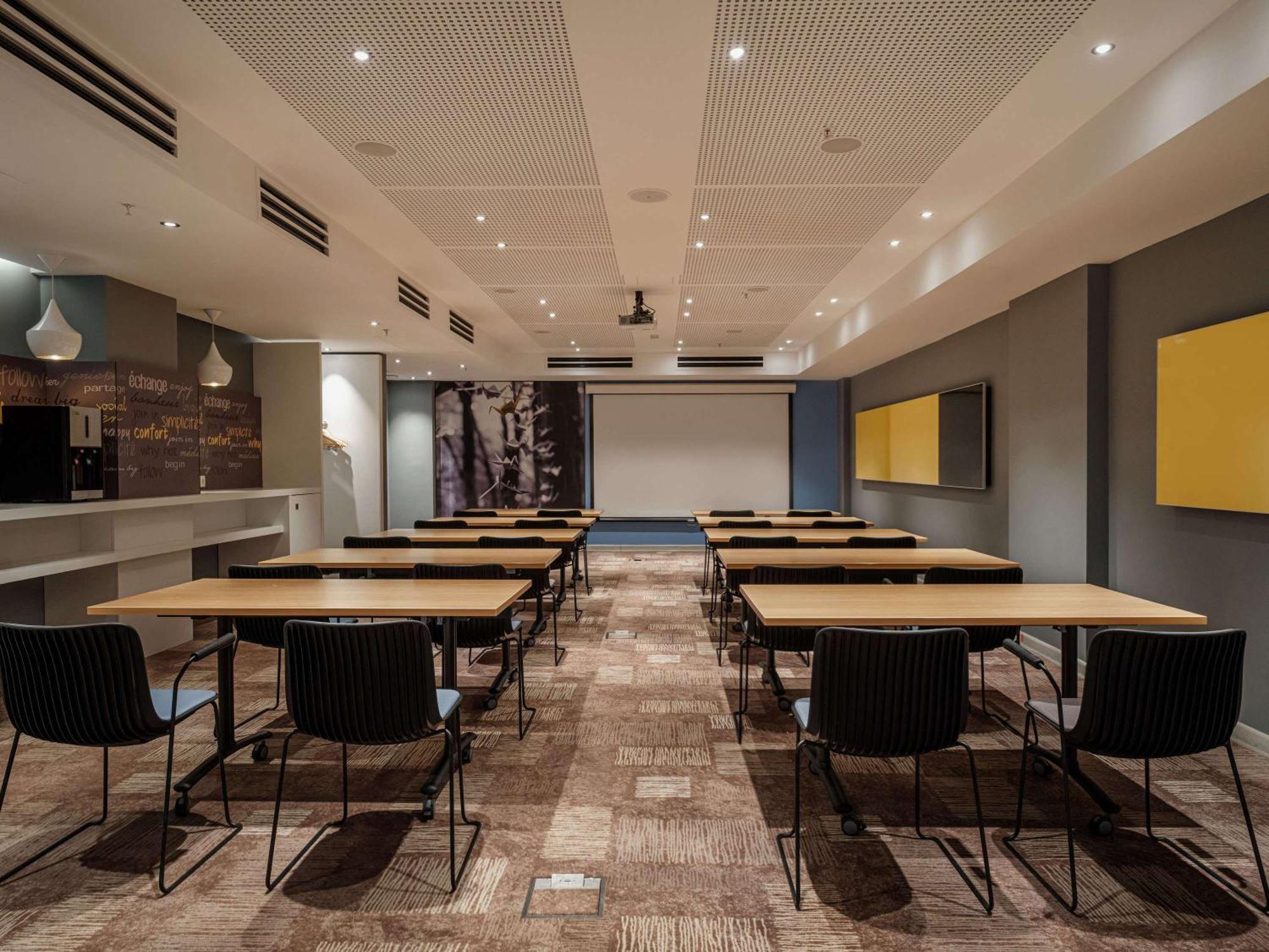 Ibis Yerevan Center Екстериор снимка