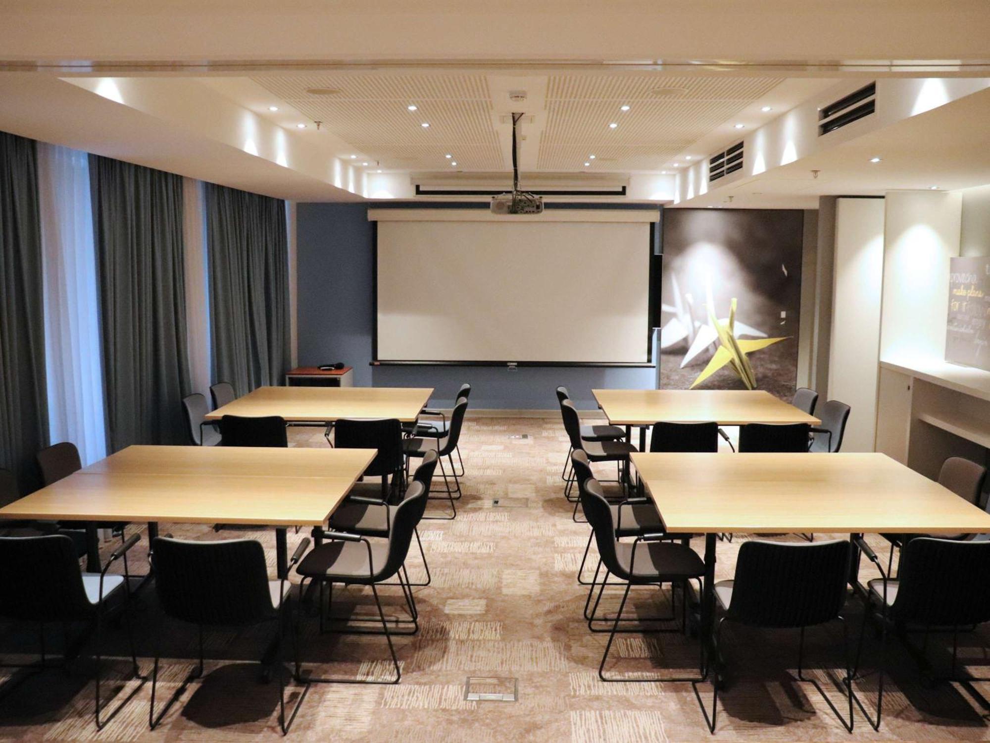 Ibis Yerevan Center Екстериор снимка
