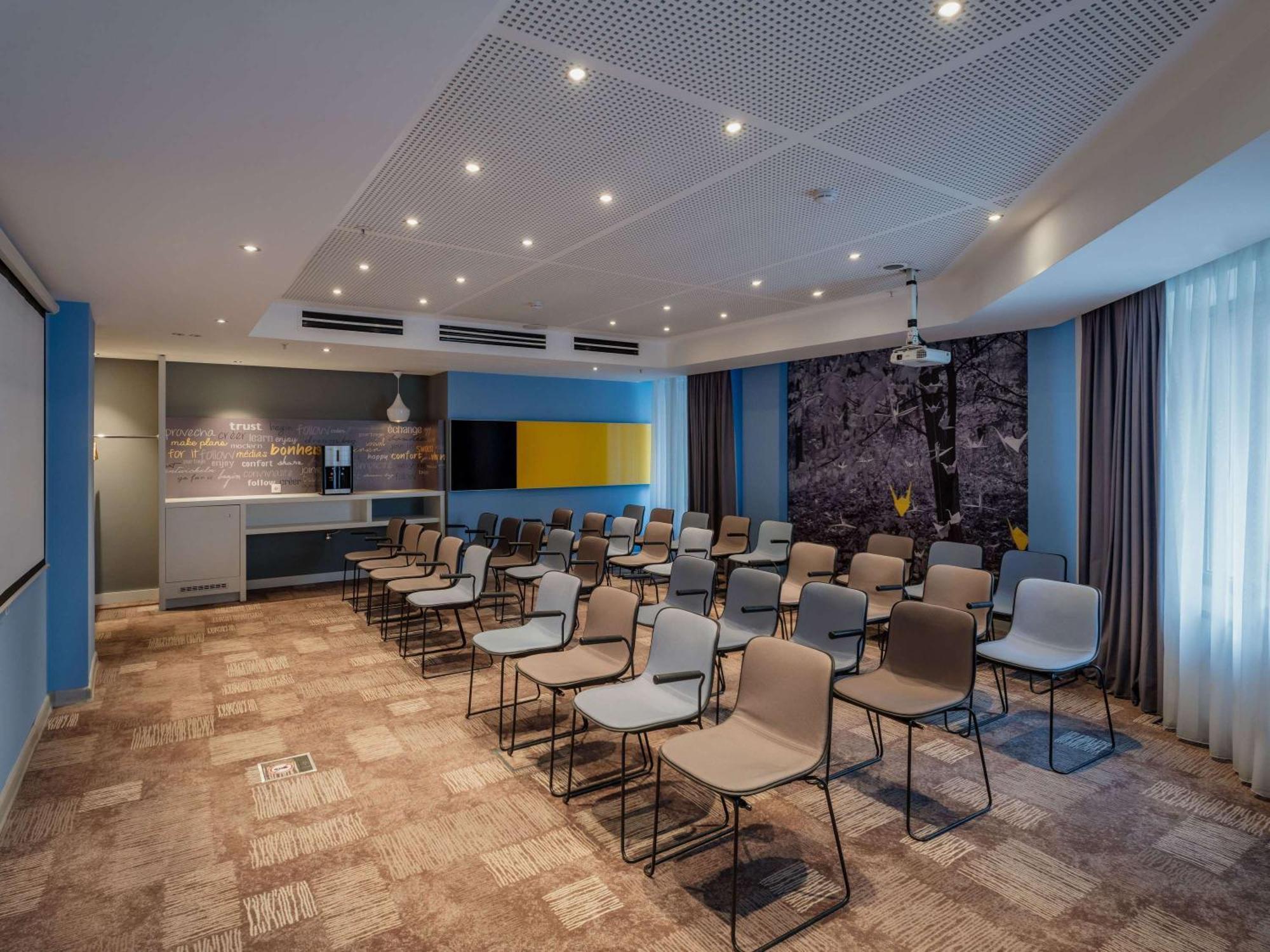 Ibis Yerevan Center Екстериор снимка