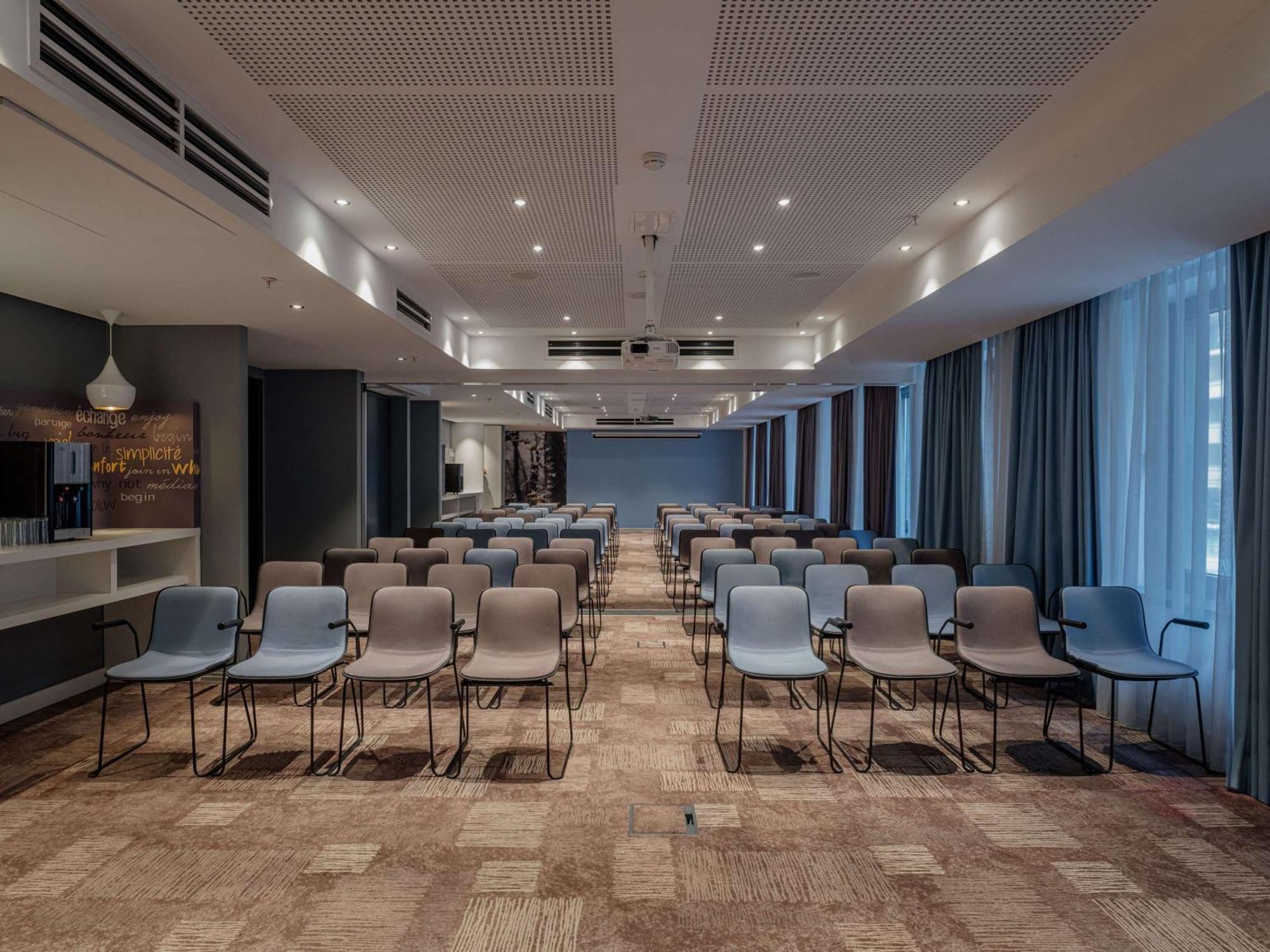 Ibis Yerevan Center Екстериор снимка