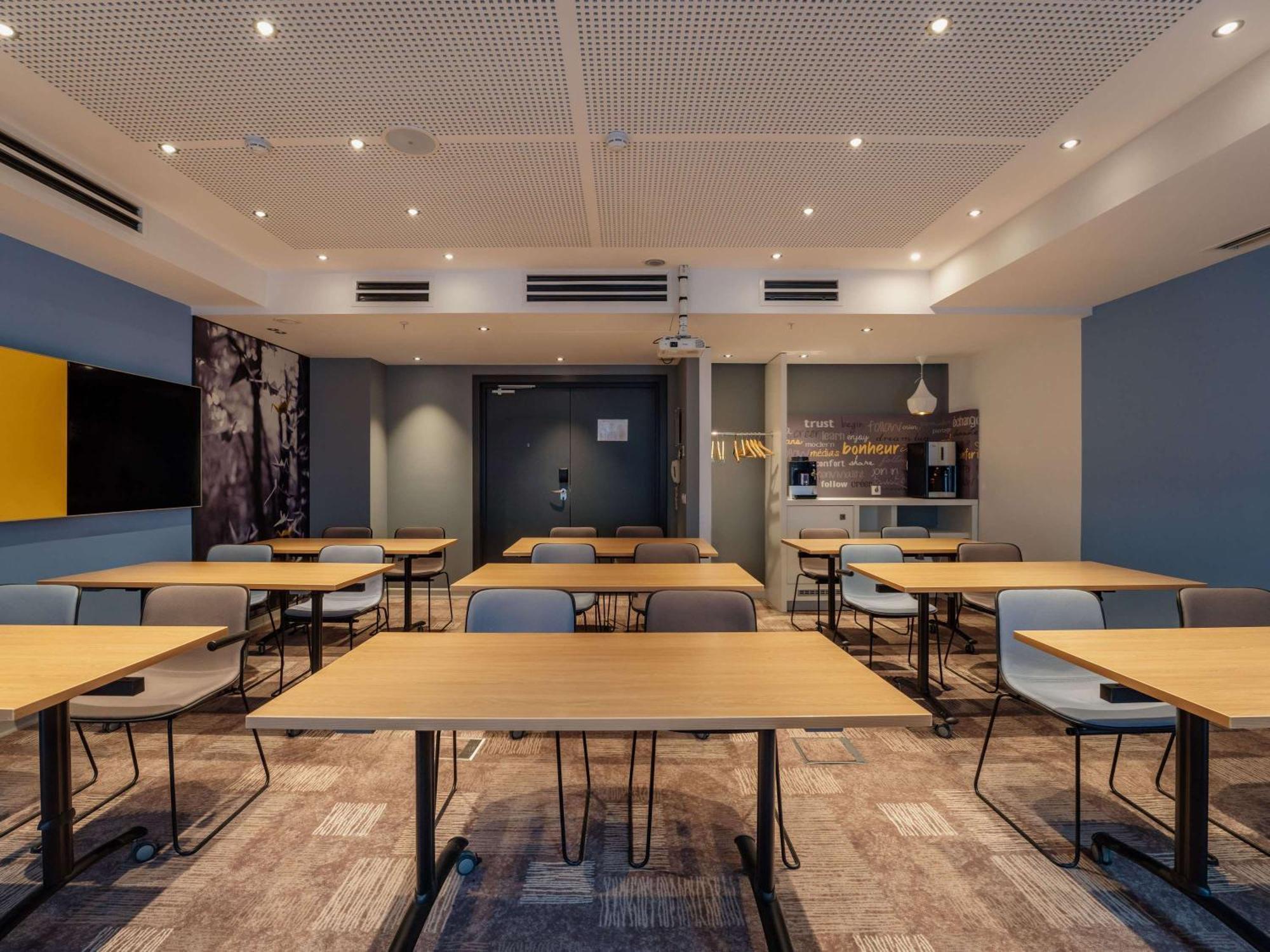 Ibis Yerevan Center Екстериор снимка