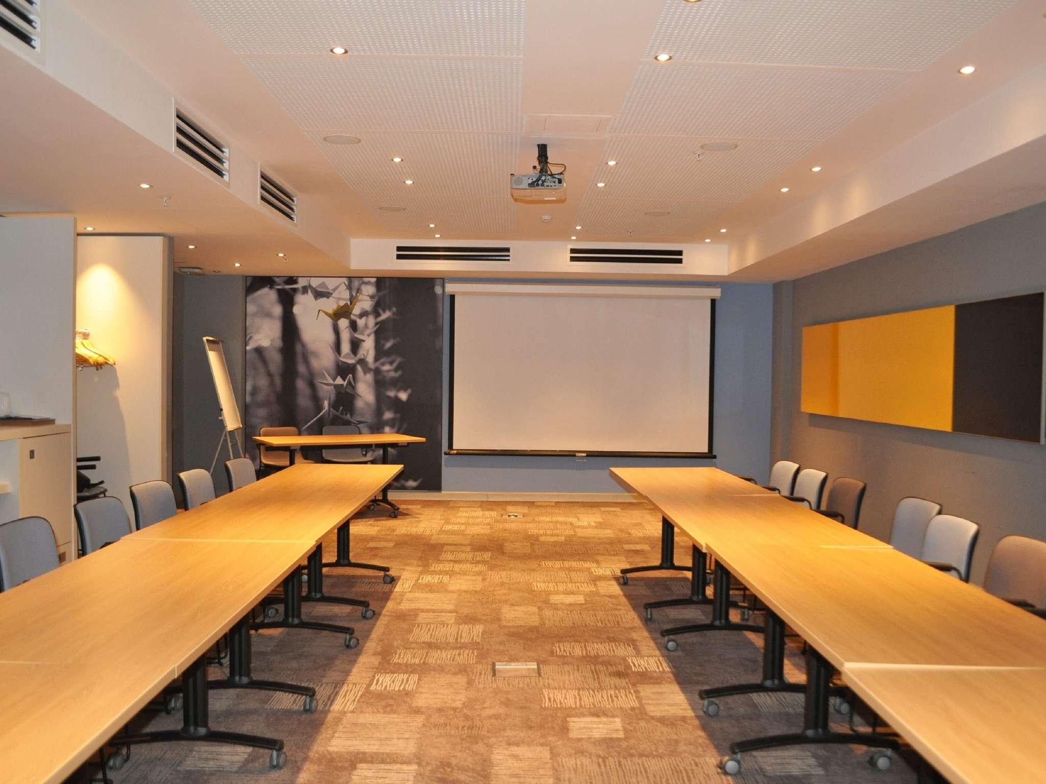 Ibis Yerevan Center Екстериор снимка