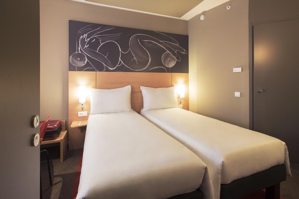 Ibis Yerevan Center Екстериор снимка