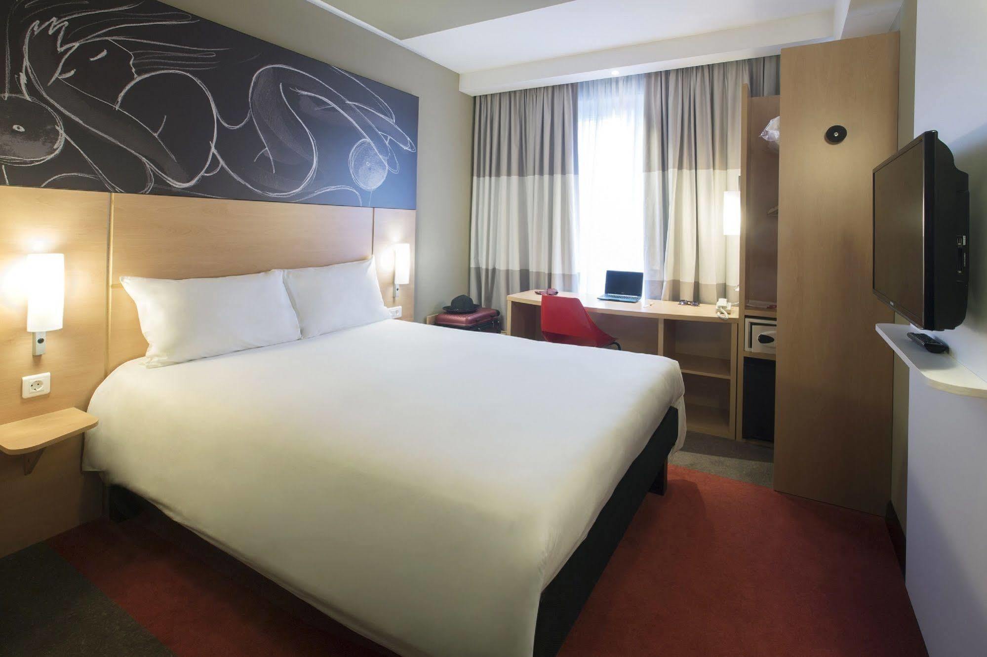 Ibis Yerevan Center Екстериор снимка